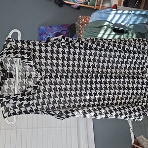 Ultra Flirt Black and White Houndstooth Sleeveless Blouse